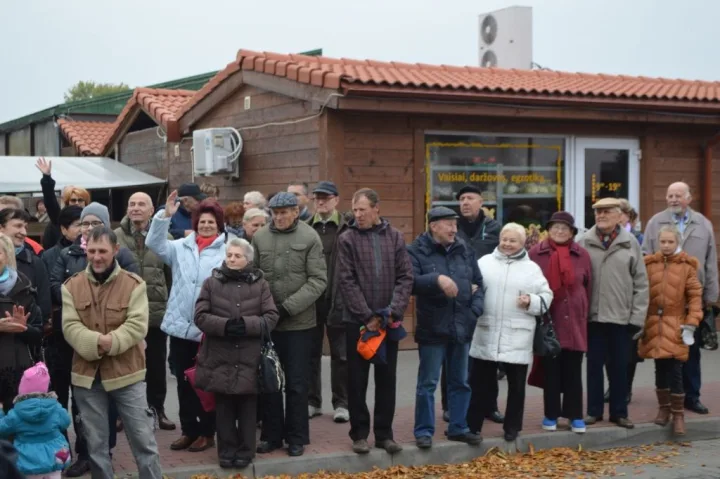 Turgaus šventėje bėgo su bulvių maišu, laikė kalakutą ir mėtė kiaušinius – nuotrauka 2