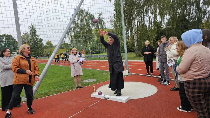 Palangos senojoje gimnazijoje – džiugūs pokyčiai: atnaujintas stadionas ir sutvarkytas vidinis kiemelis (FOTO GALERIJA) – nuotrauka 3