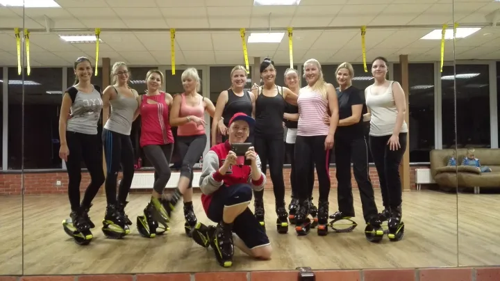 Trenerio Mariaus vedamas Kangoo-Jumps treniruotes mieliau lanko merginos, kurios čia ne tik dailina kūno formas, bet ir puikiai leidžia laiką.
