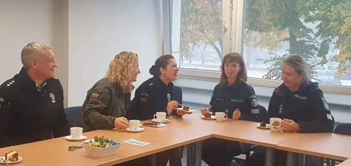 Angelų sargų dienos išvakarėse meras Šarūnas Vaitkus su klebonu Kęstučiu Balčiūnu apsilankė kurorto policijos komisariate (FOTO GALERIJA) – nuotrauka 3