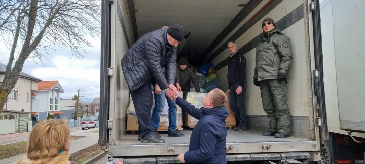 Palangiškiai tiesia pagalbos ranką miestui-partneriui Ukrainoje – į Bučą išvyksta vilkikai su humanitarine pagalba – nuotrauka 1