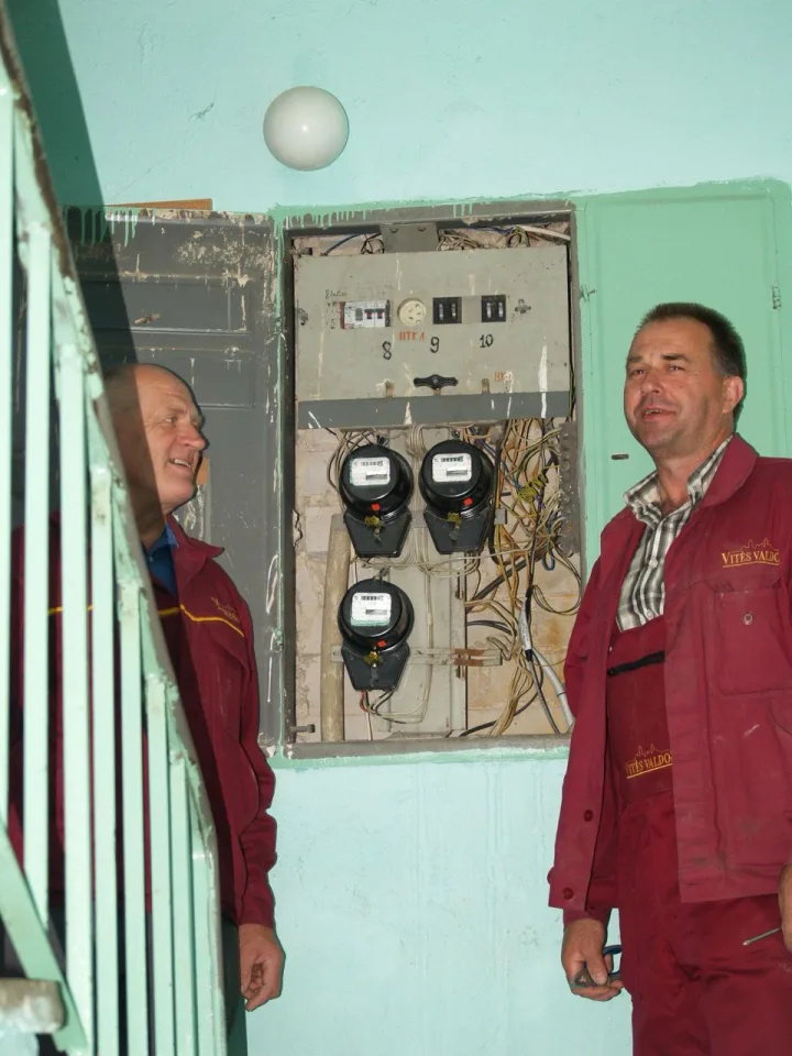 „Atliekame elektros skydelių profilaktinius darbus, izoliuojame laidus, keičiame jungiklius. Mūsų planiniai darbai“, – sakė elektrikai Vytautas Stanius ir Romas Zaremba.