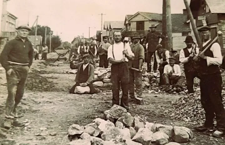 © Taip Palangoje buvo grindžiama akmenimis Vytauto g. Motiejus Smetona dešinėje sėdi ant žemės. 1922 m. Sigutės Smetonaitės-Petrauskienės archyvas