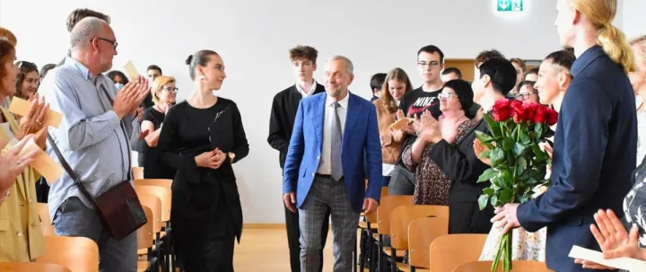 Gimnazija simboliškai atsisveikino su 8-erius metus įstaigai vadovavusiu direktoriumi Leonu Šidlausku