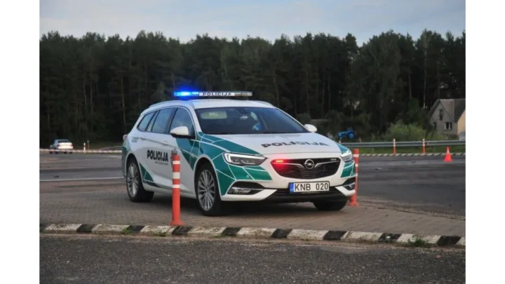 Policijos automobilį suniokojo Palangos komisariato kieme