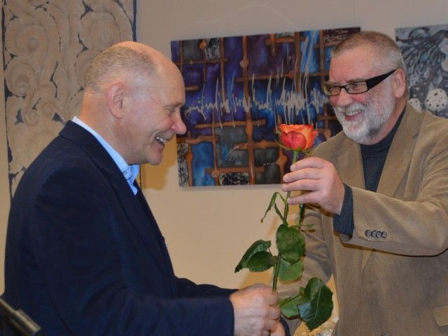 Bibliotekos direktorius pasveikino su dar vienu darbu kraštotyrininką, o šis kiek anksčiau sveikino patį direktorių bei dvi knygos redaktores, kurių dėka knyga ir išvydo dienos šviesą.