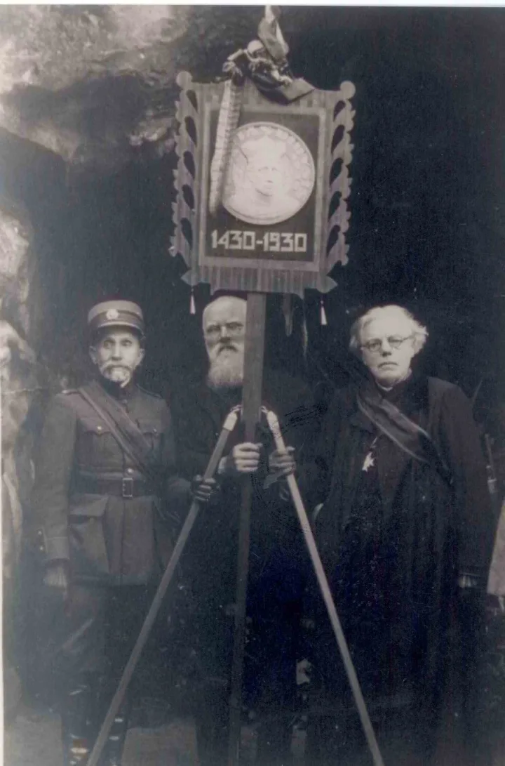 Vytauto Didžiojo paveikslo sargyboje Palangoje 1930 m. Iš kairės į dešinę: generolas Ramanauskas, J. Šliūpas, kunigas, kanauninkas K. Prapuolenis.