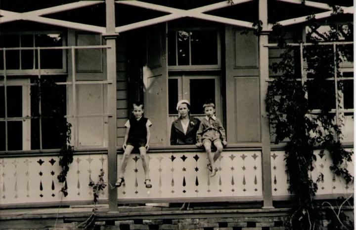Karininkų ramovės vasarnamio Palangoje pietų (Kęstučio g.) fasado fragmentas. 1939 m. nuotrauka iš LK Palangos karininkų ramovės viršininkės Dalios Lukienės archyvo.