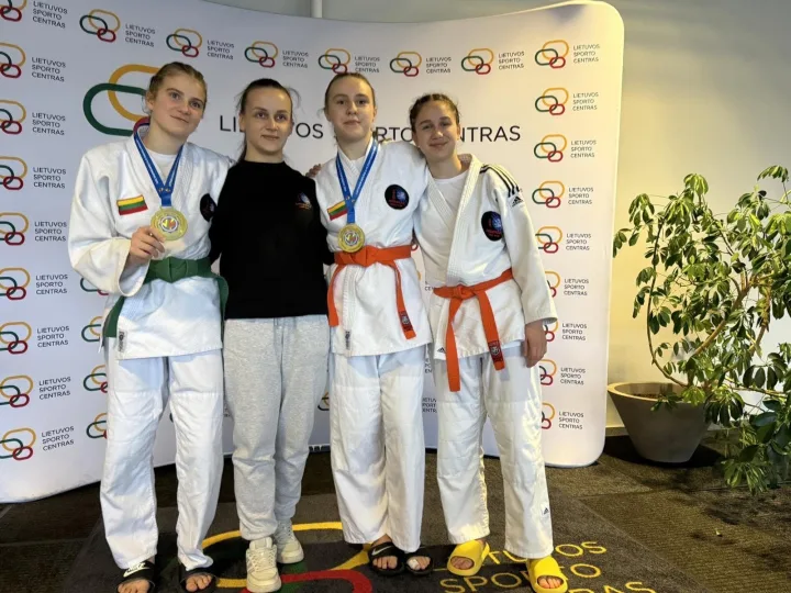 (Iš kairės) E.Beniušytė, trenerė D.Aukštuolytė, U.Trakytė, G. Kazlauskaitė