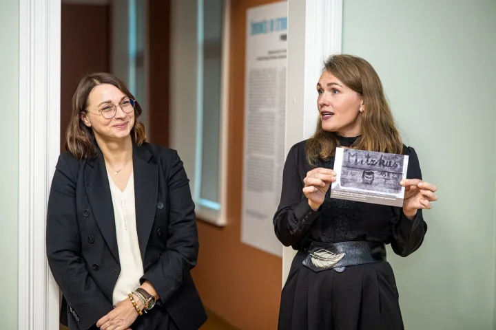 Paroda apie silkių kelią „Nuo Šiaurės jūros iki Kūčių stalo“. Parodos bendraautorės dr. Raimonda Nabažaitė ir Akvilė Poškienė. Fotografas Aldas Kazlauskas