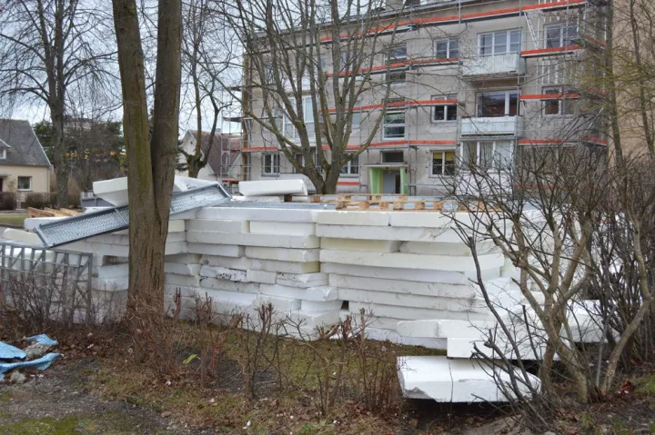 Jūratės g. stiprus vėjas „išstumdė“ renovuojamų namų statybines medžiagas.