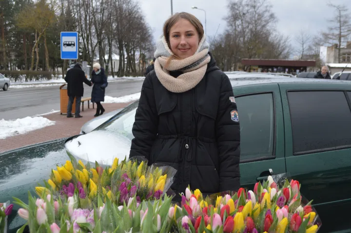 Tulpėmis prekiavusi Deimantė pastebėjo, jog vyrai rinko įvairiausių spalvų tulpes ir pirko ne po vieną, vadinasi, teko plačiau atverti pinigines.