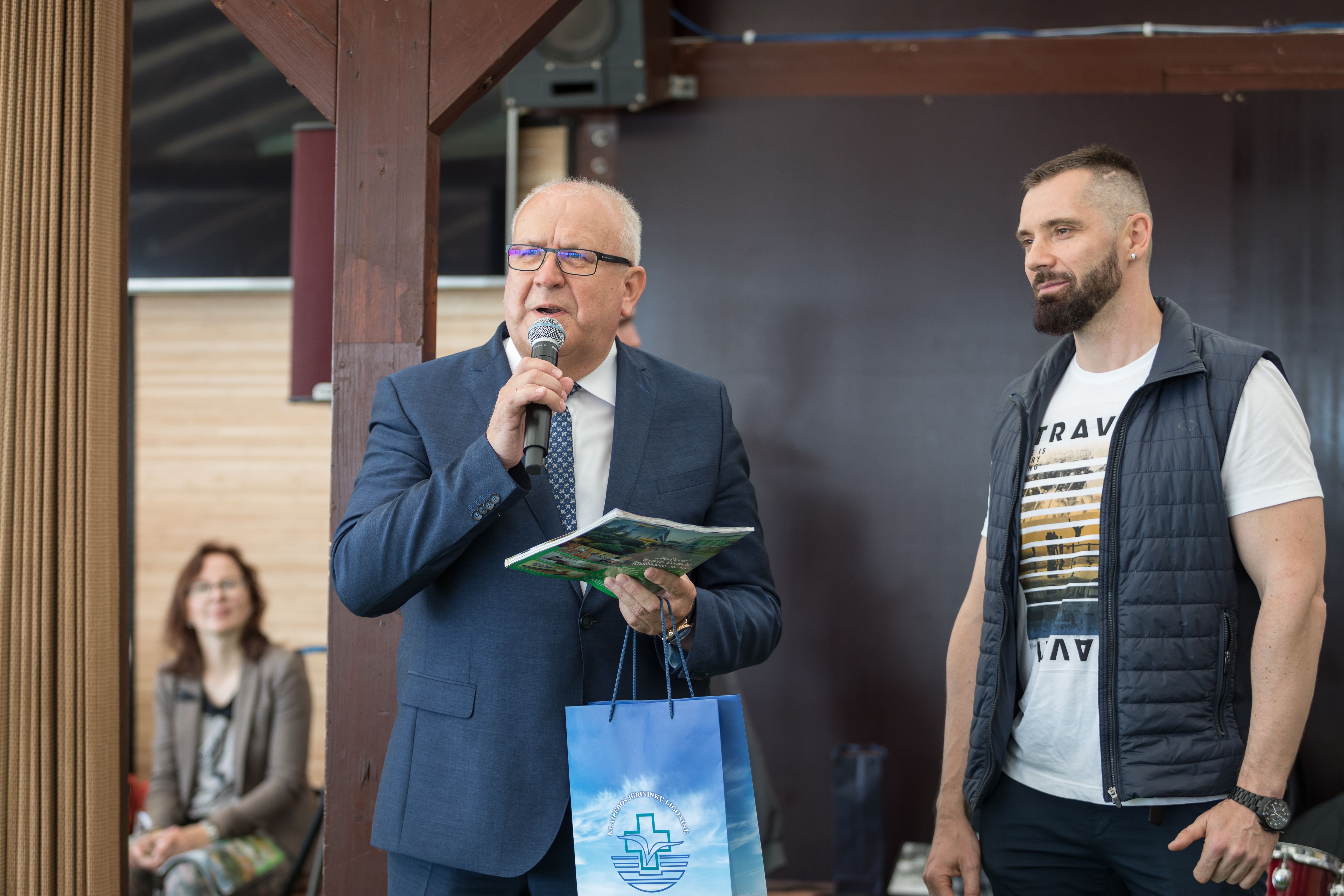 Klaipėdos jūrininkų ligoninės vadovas Jonas Sąlyga džiaugėsi žurnalu.