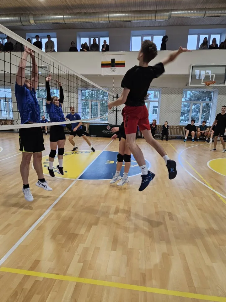 Tinklinio varžybose - gimnazistai prieš pareigūnus – nuotrauka 2