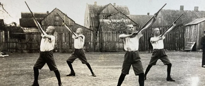 Atėjus pavasariui gera pasimankštinti erdviame progimnazijos kieme, 1924 m. balandžio 23 d. Jono Grudzinsko archyvas