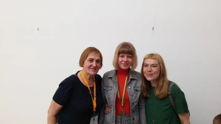 I.Sokolovaitė su rašytoja Laura Sintija Černiauskaite ir savo mokytoja J.Galinauskiene.