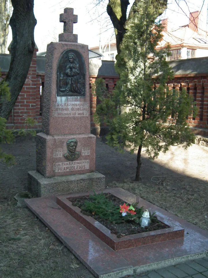 K. Prapuolenio kapas Palangos bažnyčios šventoriuje 2013 m.