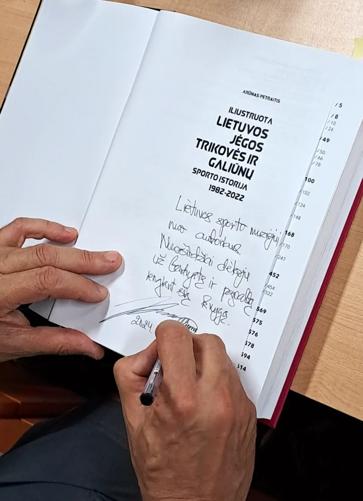 Tarp knygos „Lietuvos jėgos trikovės ir galiūnų sporto istorija 1982 – 2022“ herojų – ir palangiškis Pranas Vilkauskas – nuotrauka 2