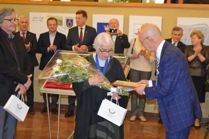 Seimo narys Antanas Vinkus pasveikino Palangos ir Šventosios menininkus.