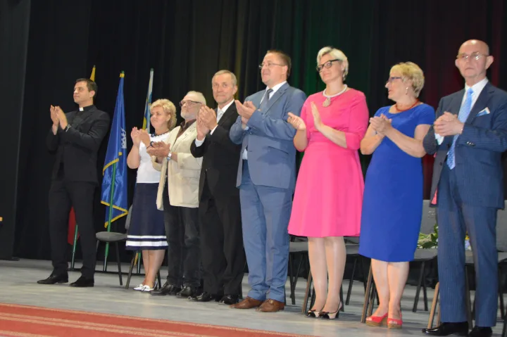 Pasveikinti abiturientų atvyko būrys garbių svečių.