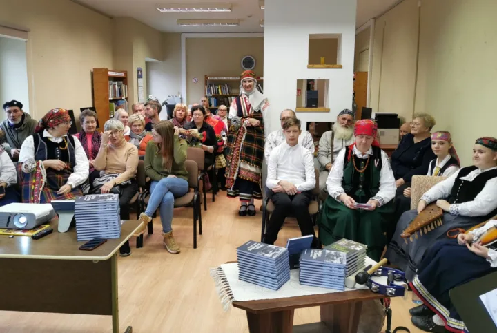 Knygos „Būtingės ir Šventosios kalbų žodynas“ pristatymas Šventosios bibliotekoje – nuotrauka 1