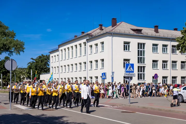 Atestatai įteikti 99 Palangos senosios gimnazijos abiturientams, o 100  balų įvertinti 11 abiturientų (DIDELĖ FOTO GALERIJA) – nuotrauka 7