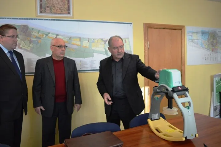 Klaipėdos Greitosios medicinos pagalbos (GMP) stoties vyriausiais gydytojas Rimvydas Juodviršis bei Klaipėdos Jūrininkų ligoninės Palangos departamento vadovas Remigijus Kirstukas kurorto merui Šarūnui Vaitkui pristatė naująją išorinio širdies masažo sist