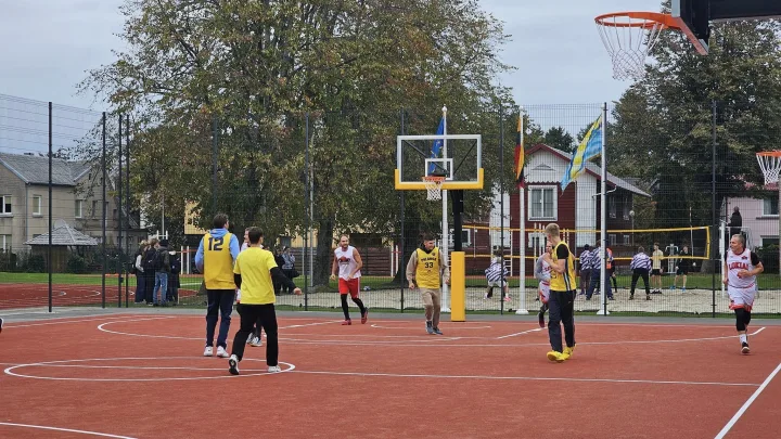 Palangos senojoje gimnazijoje – džiugūs pokyčiai: atnaujintas stadionas ir sutvarkytas vidinis kiemelis (FOTO GALERIJA) – nuotrauka 6