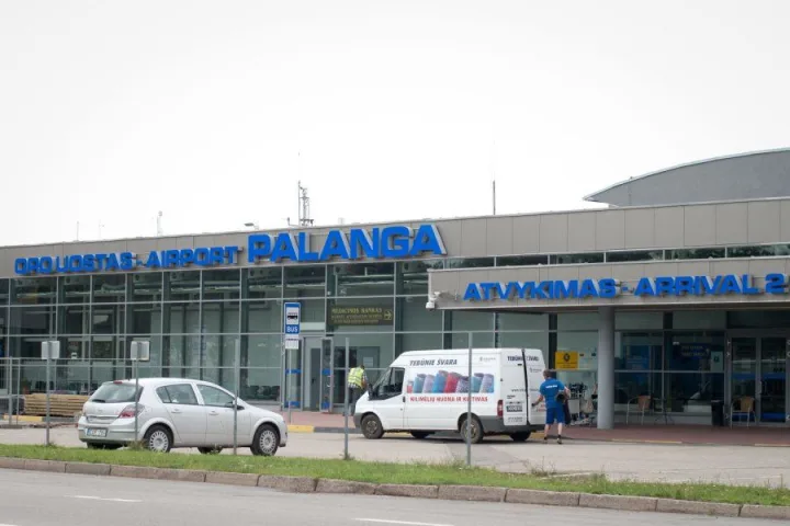 Palangos oro uosto teritorijoje aptiktas sužalotas pareigūnas. / „Delfi“ nuotr.