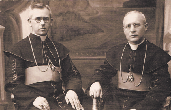 J.Galdikas (dešinėje) ir Telšių vyskupas Vincentas Borisevičius (XX a. 4 dešimtmetis).