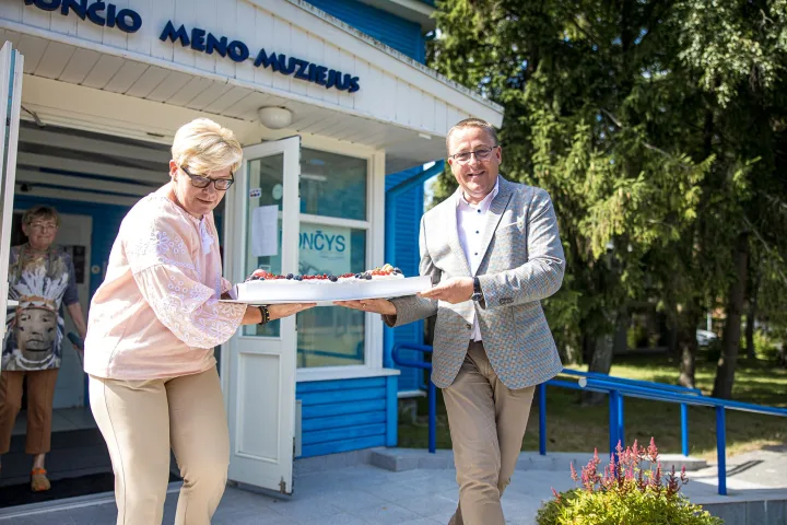 Palangos meras Šarūnas Vaitkus ir Premjerė Ingrida Šimonytė  pasivaikščiojo pajūriu (FOTO GALERIJA) – nuotrauka 2