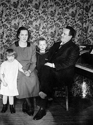 Sofija ir Stasys Japertai su vaikais Birute ir Vytautu savo namuose Darbėnuose prie fortepijono. Apie 1928 m. S. Japerto archyvas
