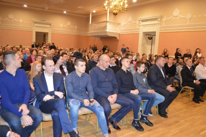 Apdovanojimų ceremonijoje dalyvavo didelis būrys jaunųjų sportininkų, jų trenerių, tėvelių ir atvykę apdovanojimus įteikti žymūs sportininkai.
