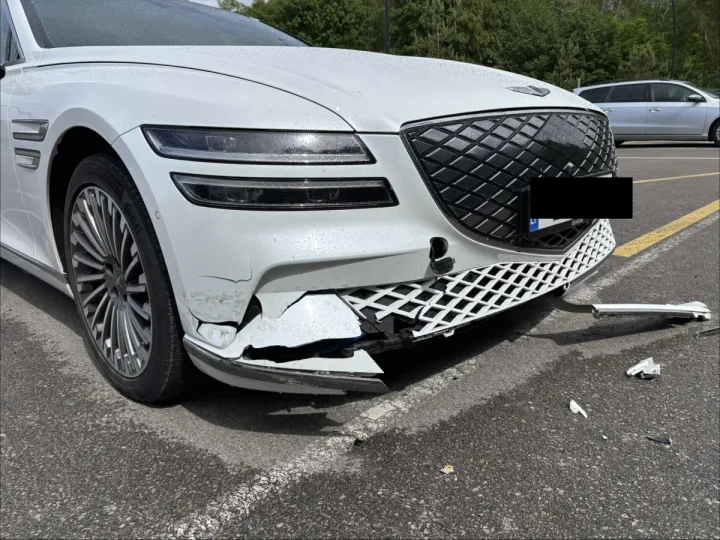 Palangoje nepilnametis elektriniu mopedu apgadino automobilį ir pasišalino. Kaltų nebus?
