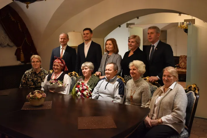 Pagerbti Žemaitijos etninei kultūrai nusipelnę žmonės, tarp jų - Palangos moksleivių klubo vaikų folkloro ansamblio „Kikilis“ vadovė Diana Šeduikienė