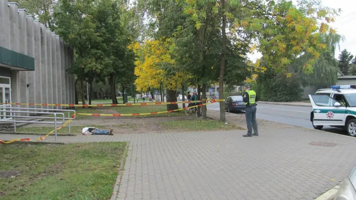 Kurį laiką mirusysis gulėjo ant pievelės šalia įėjimo į Registrų centro Klaipėdos filialo Palangos skyrių.