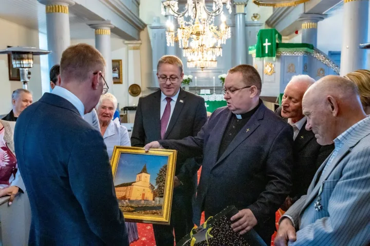 Latvijos Prezidentas Edgaras Rinkevičius viešėjo Būtingėje – Palangos meras jam padovanojo stiklinio katino su gintarais pilvelyje statulėlę (FOTO GALERIJA) – nuotrauka 4