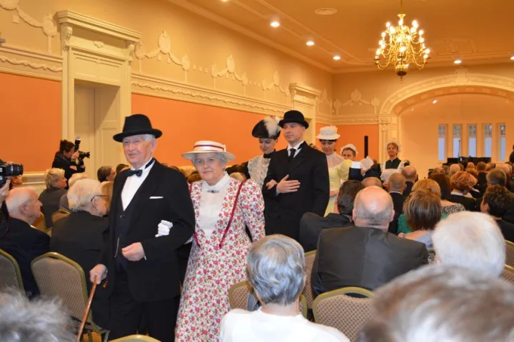 Grafų Tiškevičių laikų dvasią restauruotoje Kurhauzo salėje atkurti padėjo ir tos epochos rūbais apsirėdę personažai.