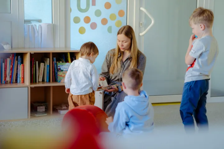 „Baltic International School“ mokyklos-darželio įkūrėja dr. Irma Liubertienė su darželinukais. BIS nuotr.