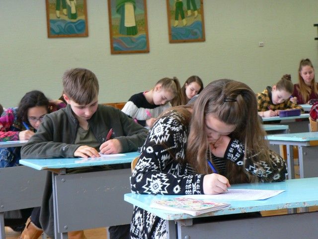 „Baltijos“ mokyklos mokiniai savo žinias tikrinosi savo ugdymo įstaigoje.