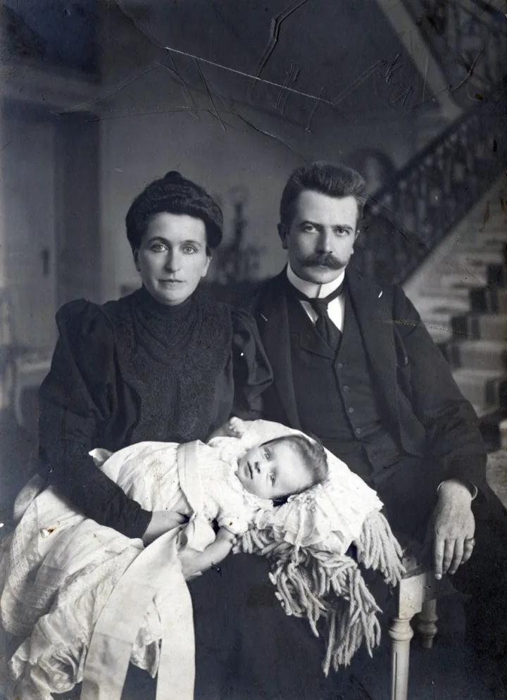 Grafai Antanina Sofija ir Feliksas Tiškevičius su kūdikiu. Fotografė Paulina Mongirdaitė, XX a. pr. Iš Kretingos muziejaus ikonografijos rinkinio.