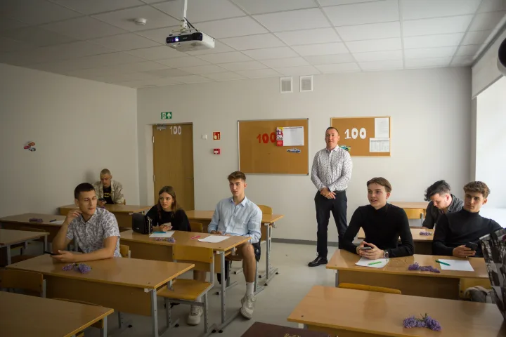 Anglų kalbos mokytojas V. Kirilov turėjo ne tik paskutinę pamoką su savo auklėtiniais, bet ir su jo pamoką atsisveikinimui pasirinkusiais kitų klasių abiturientais.