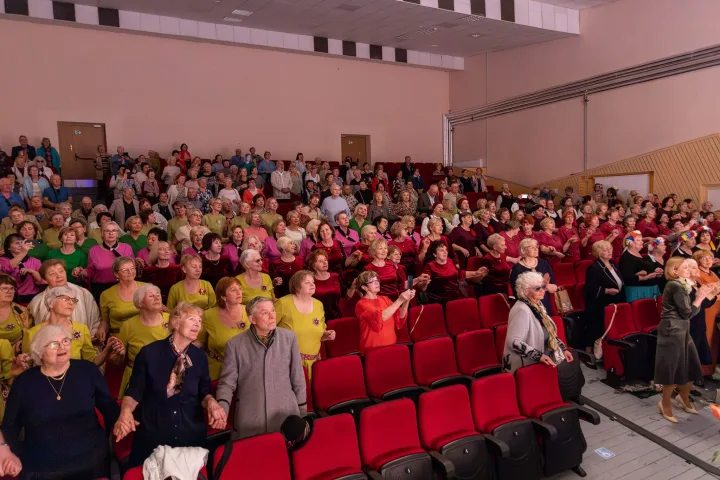 Meras Šarūnas Vaitkus pasveikino TAU šokių kolektyvą „Jūrė“ ir jos vadovę Janiną Serapinienę su 10-ties metų veiklos jubiliejumi – nuotrauka 3