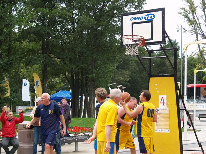 Gatvės krepšinio varžybose Palangos Rotary klubo komanda (žaidėjai kairėje) užėmė antrąją vietą.