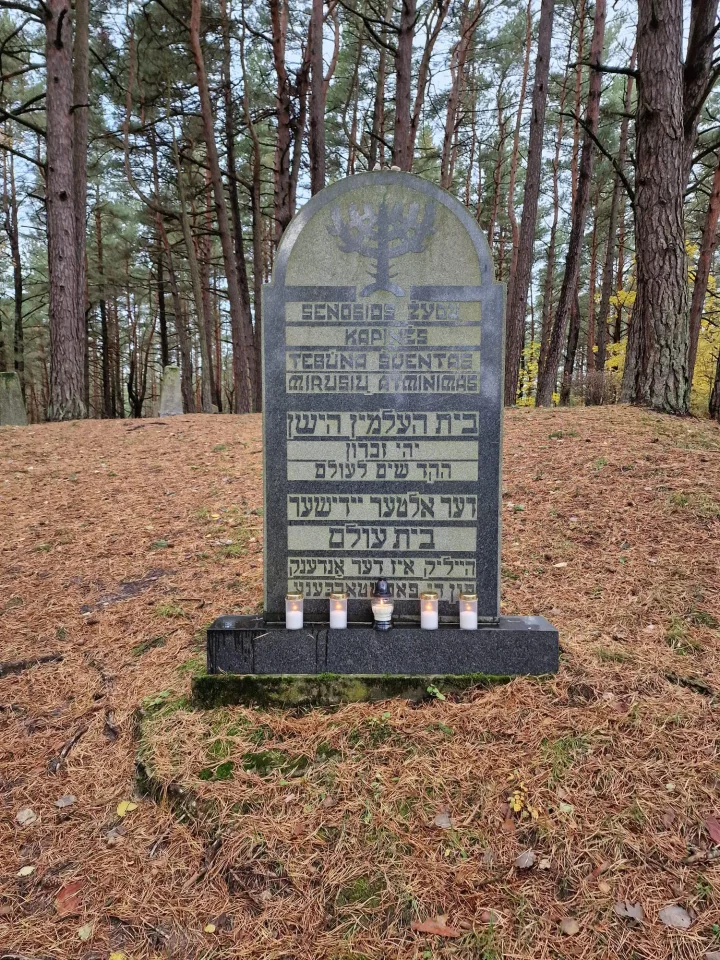 Memorialinis paminklas, autorė - architektė Irena Likšienė. Fotografas Mindaugas Surblys