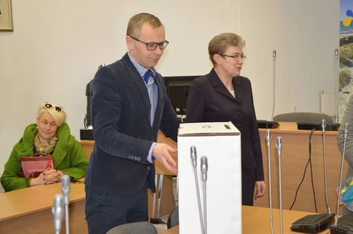 Pačią dėžę su prašymais patikrino ir įsitikino, kad nepažeista atrankos komisijos pirmininkas P. Kaminskas.