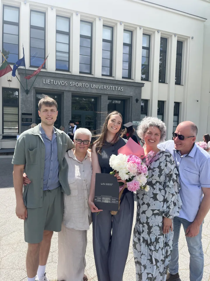 2026 m. magistro diplomo įteikimo šventė. Iš kairės: Anželikos būsimas vyras Augustinas, šalia jo jos mama Daiva, Anželika, Augustino mama Rita ir Augustino tėtis Evaldas. Nuotrauka iš asmeninio archyvo.