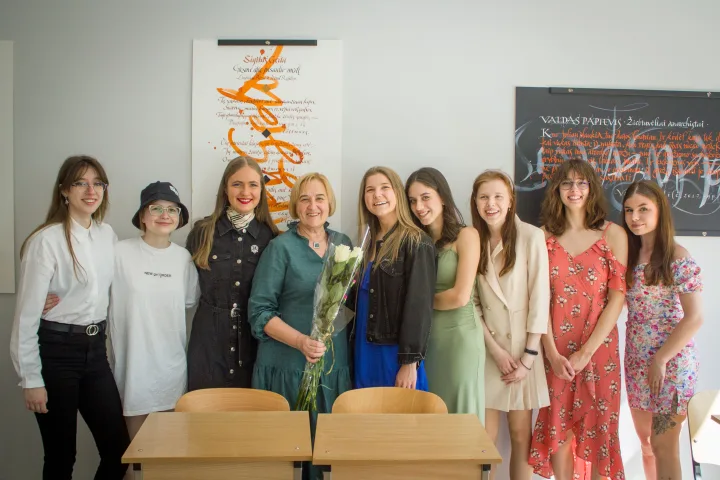 Gimnazijos lituanistė J. Galinauskienė su abiturientėmis.