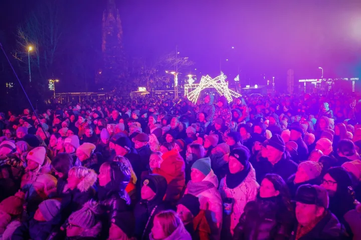 Palanga įžiebė dar niekur neregėtą eglių eglę – vienu metu suspindo keli šimtai žaliaskarių (FOTO GALERIJA) – nuotrauka 3