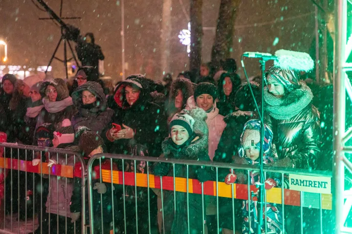 Palangoje pasklido kalėdinė nuotaika – kurortas įžiebė įspūdingą žaliaskarę (FOTO GALERIJA) – nuotrauka 4